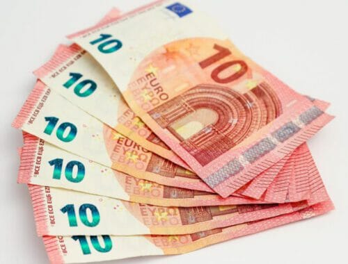 salaris money bills currency euros budget geld