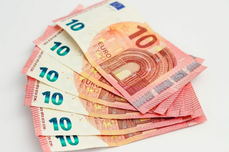 salaris money bills currency euros budget geld